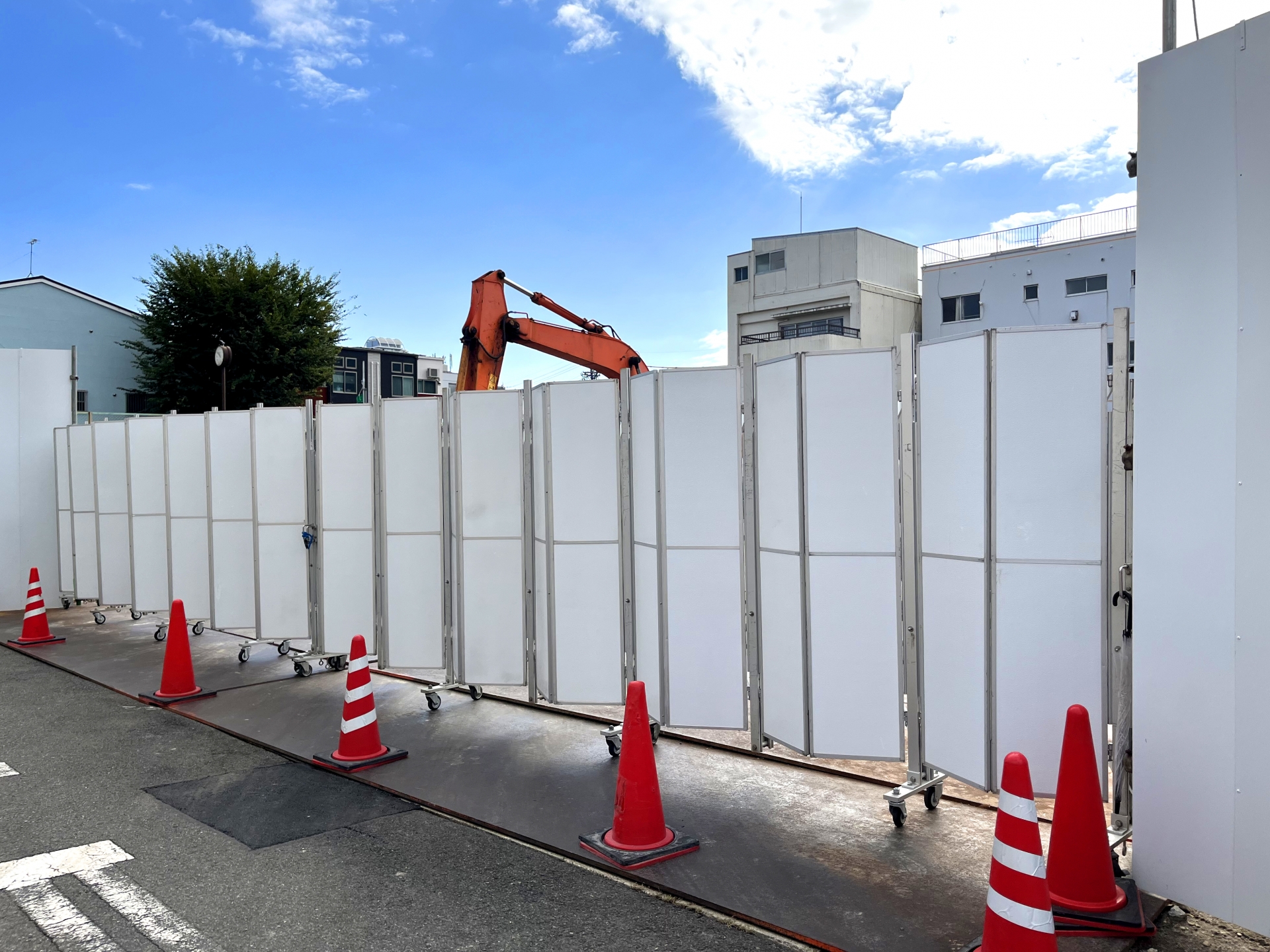 解体工事の仮囲い基準ガイド~安全対策と近隣トラブルを防ぐ方法 | 「よく働く」東京の解体工事会社マトイ